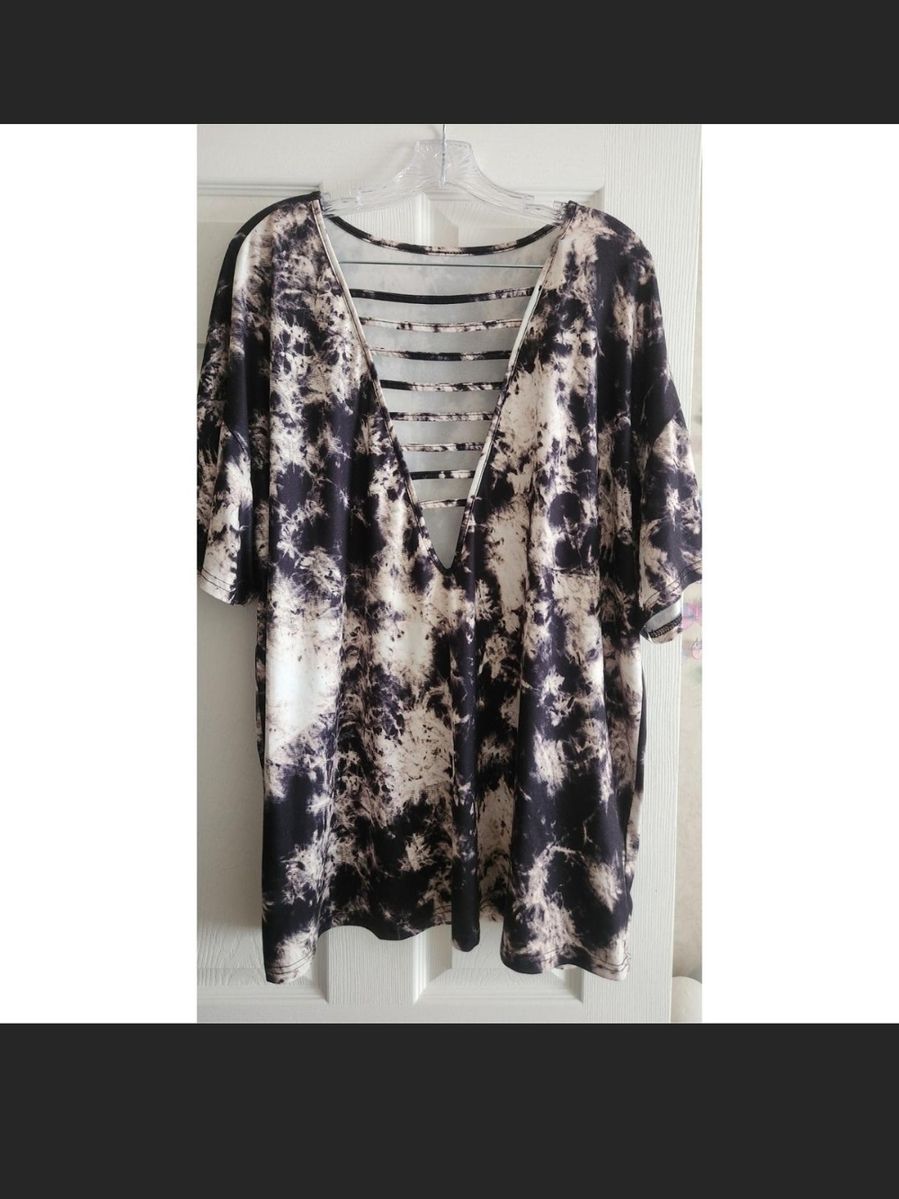 Strappy Open-front Ladder Tie-Dye V-Neck - Black & Cream